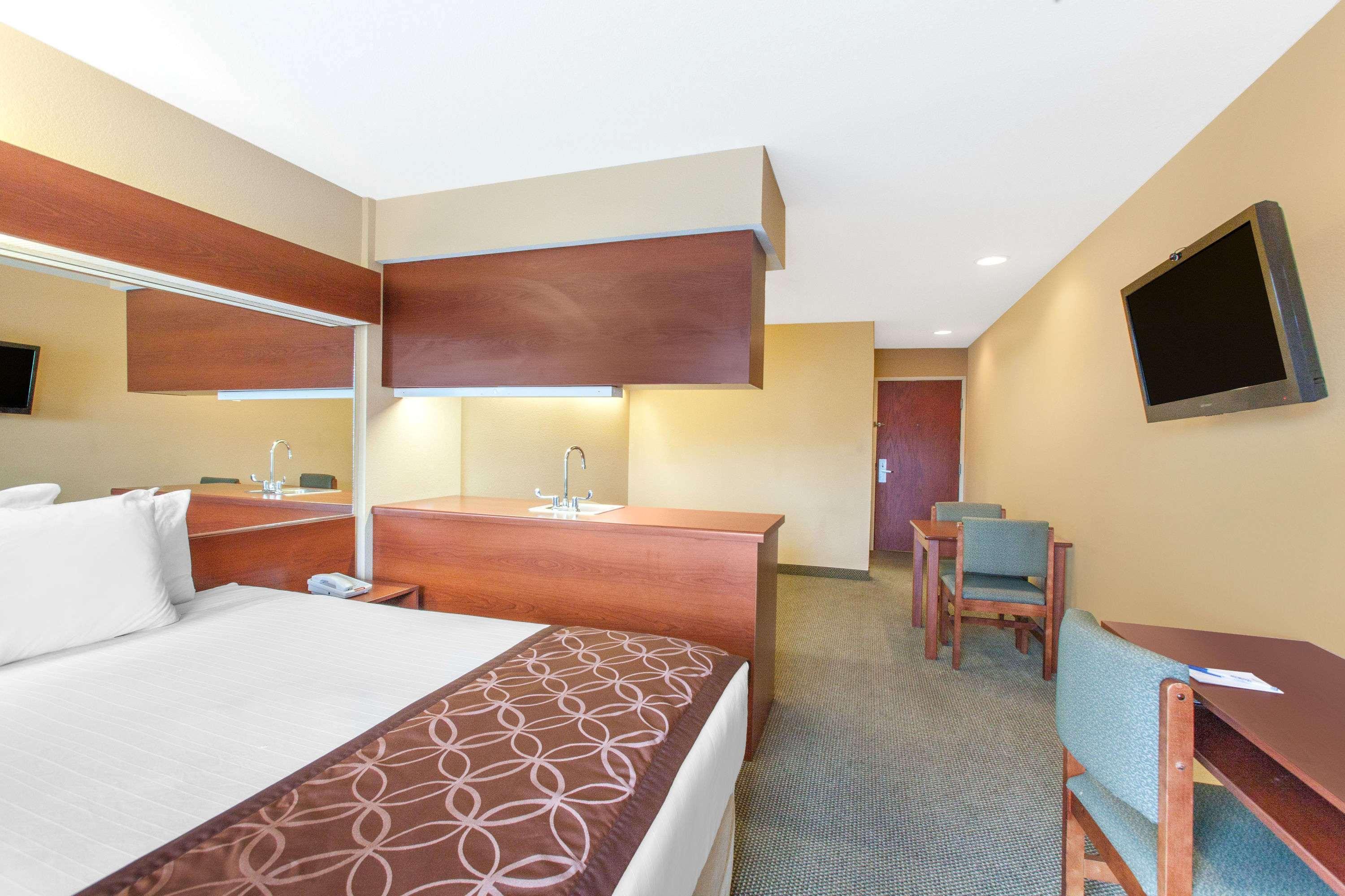 Microtel Inn By Wyndham Роджърс Екстериор снимка